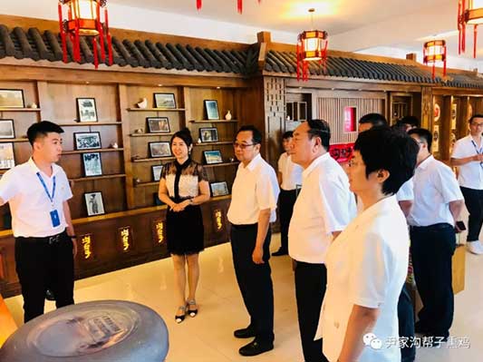 遼寧省委常委、常務副省長張雷帶領錦州市委書記，北鎮(zhèn)市委書記等領導蒞臨溝幫子熏雞集團